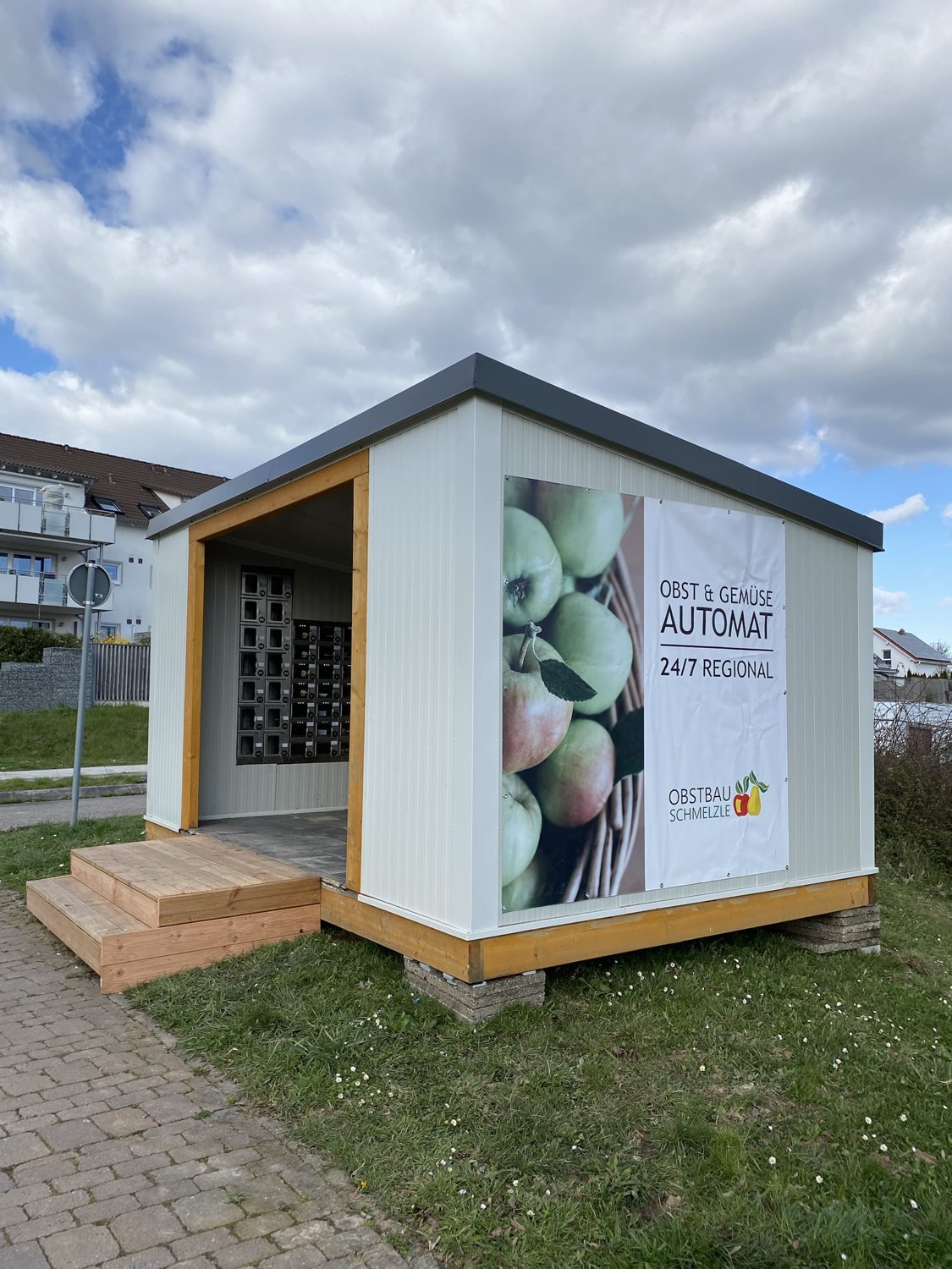 Automatenladen am Limespark in Öhringen von außen – ein helles Holzhäuschen mit Schild Obst & Gemüse Automat 24/7 Regional