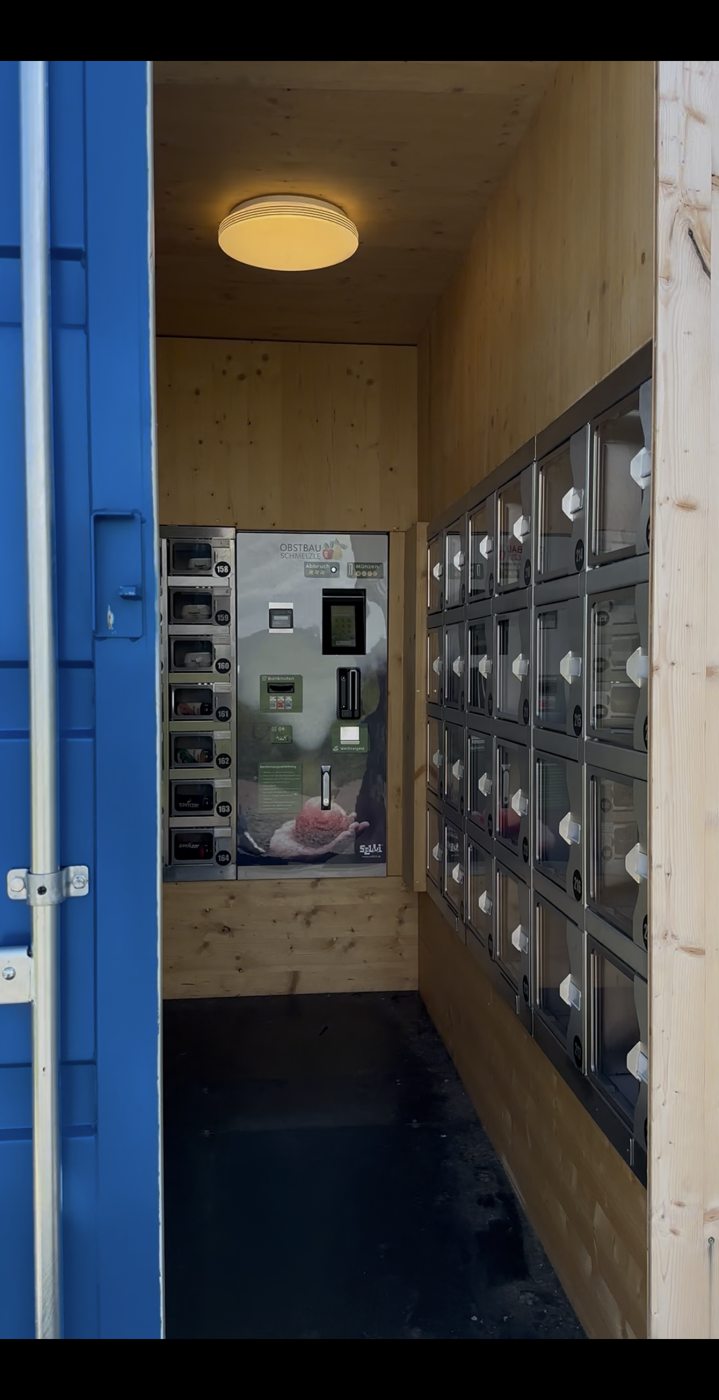 Automatenladen am Hof mit befüllten Fächern
